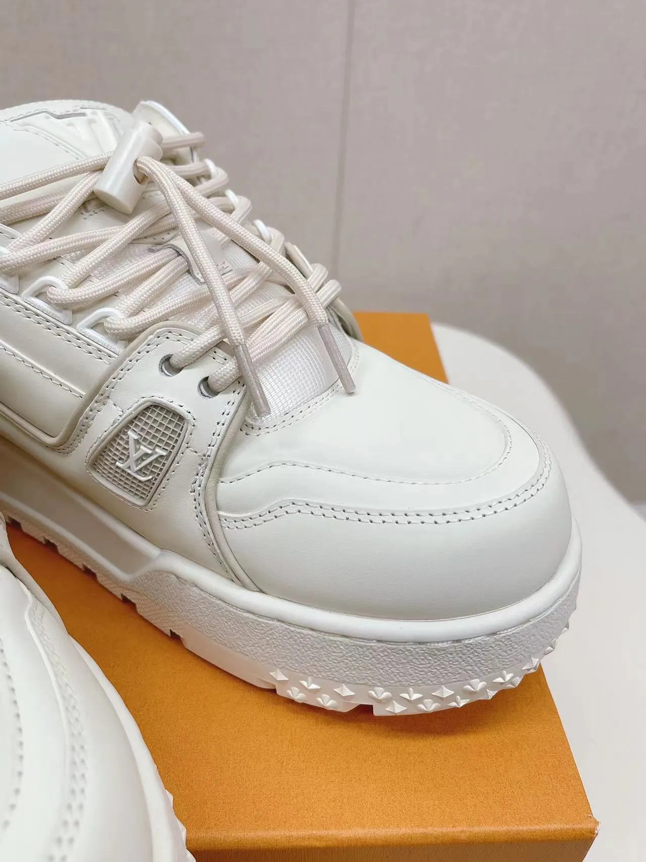 👟👟Ex-factory price 800👟👟 LV casual sneakers, new colors for early spring 2024, amplify the attention of the classic LV Trainer sneakers, and are an extension of inspiration from the 2023 spring and summer men's fashion show. Rubber L.v logos adorn the tongue, sides and back of the shoe. This pair of cute fat version of Trainer has attracted much attention. The three-dimensional and full shoe body is full of childlike fun while being trendy and cool! Size: 38-45